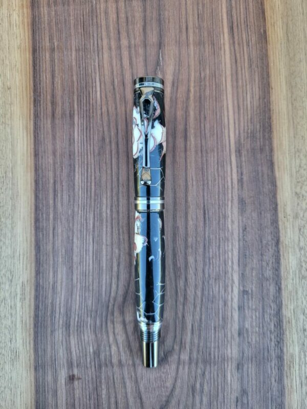 Stylo-plume Vilar, résine noire, grille alvéolée, fleur de plumosum