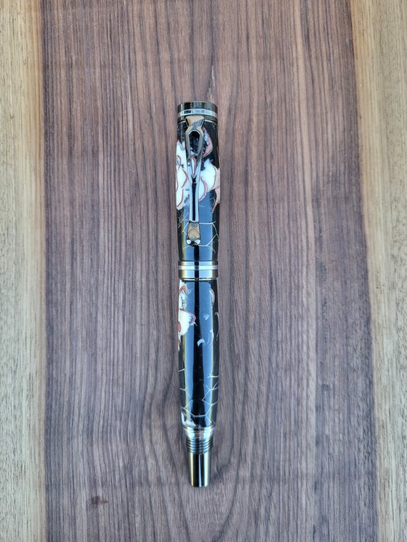 Stylo-plume Vilar, résine noire, grille alvéolée, fleur de plumosum 1 Stylo-plume Vilar, résine noire, grille alvéolée, fleur de plumosum