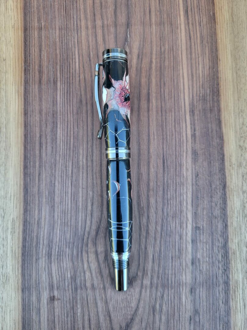 Stylo-plume Vilar, résine noire, grille alvéolée, fleur de plumosum 2 Stylo-plume Vilar, résine noire, grille alvéolée, fleur de plumosum – Image 2