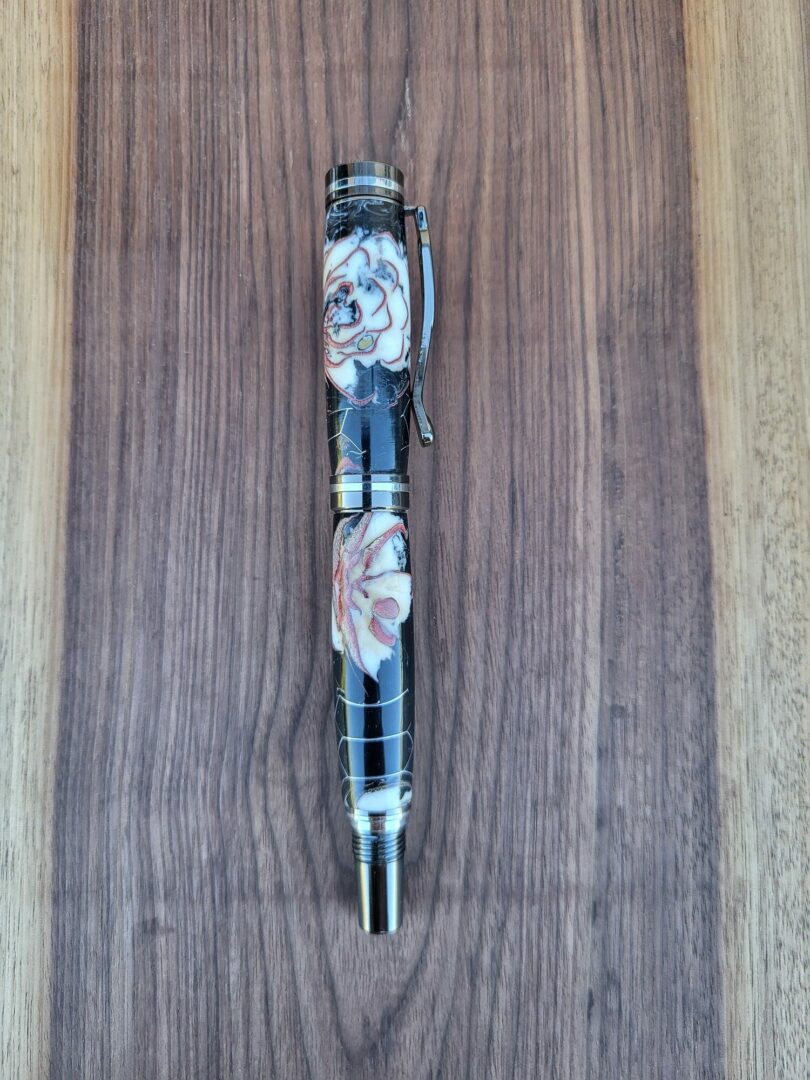 Stylo-plume Vilar, résine noire, grille alvéolée, fleur de plumosum 3 Stylo-plume Vilar, résine noire, grille alvéolée, fleur de plumosum – Image 3