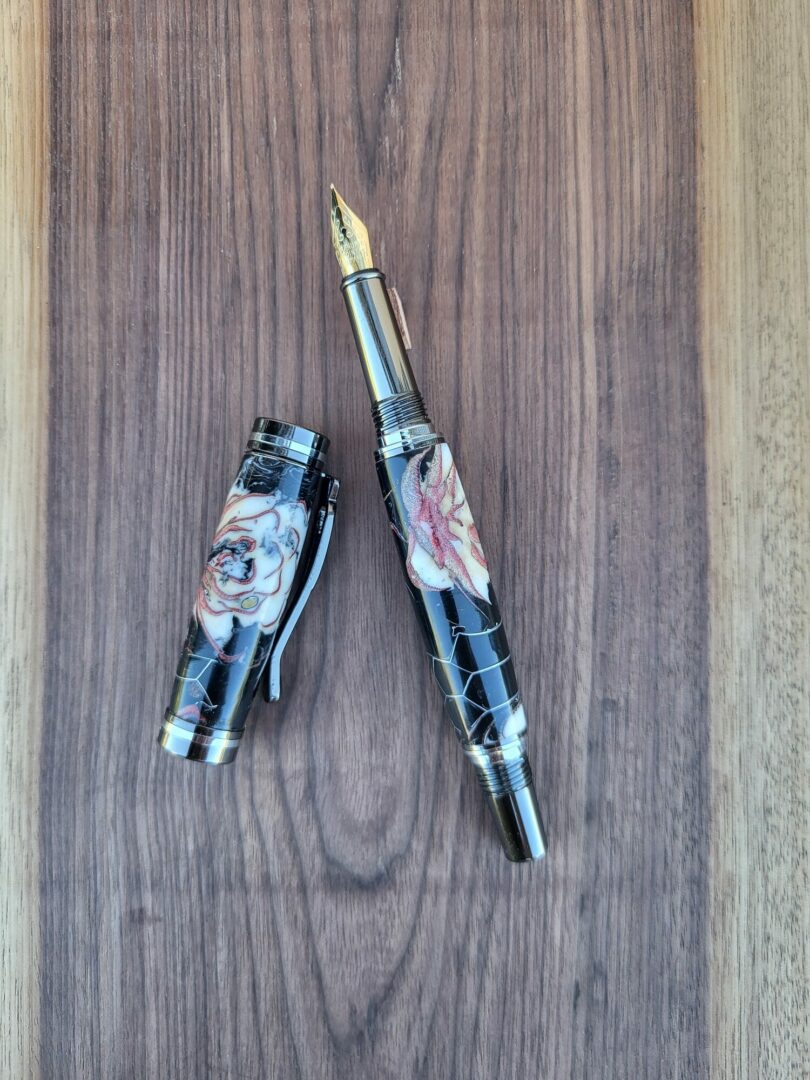 Stylo-plume Vilar, résine noire, grille alvéolée, fleur de plumosum 4 Stylo-plume Vilar, résine noire, grille alvéolée, fleur de plumosum – Image 4