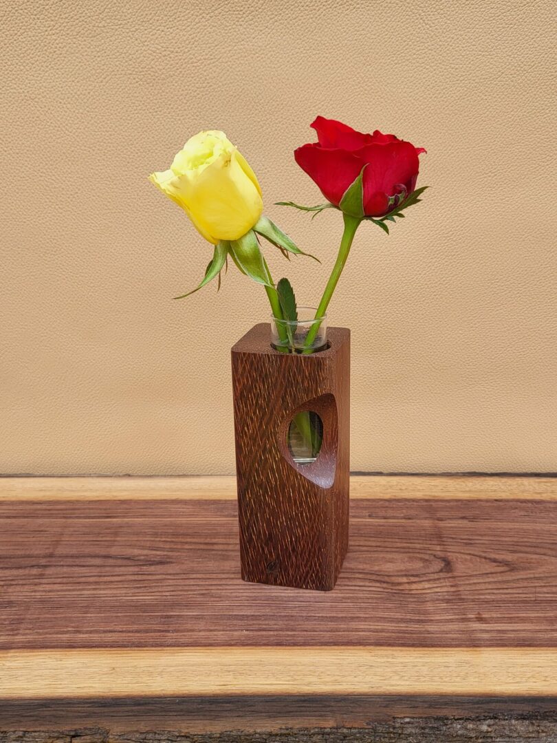 Soliflore ajouré en azobé – motif amande 1 Soliflore ajouré en azobé – motif amande