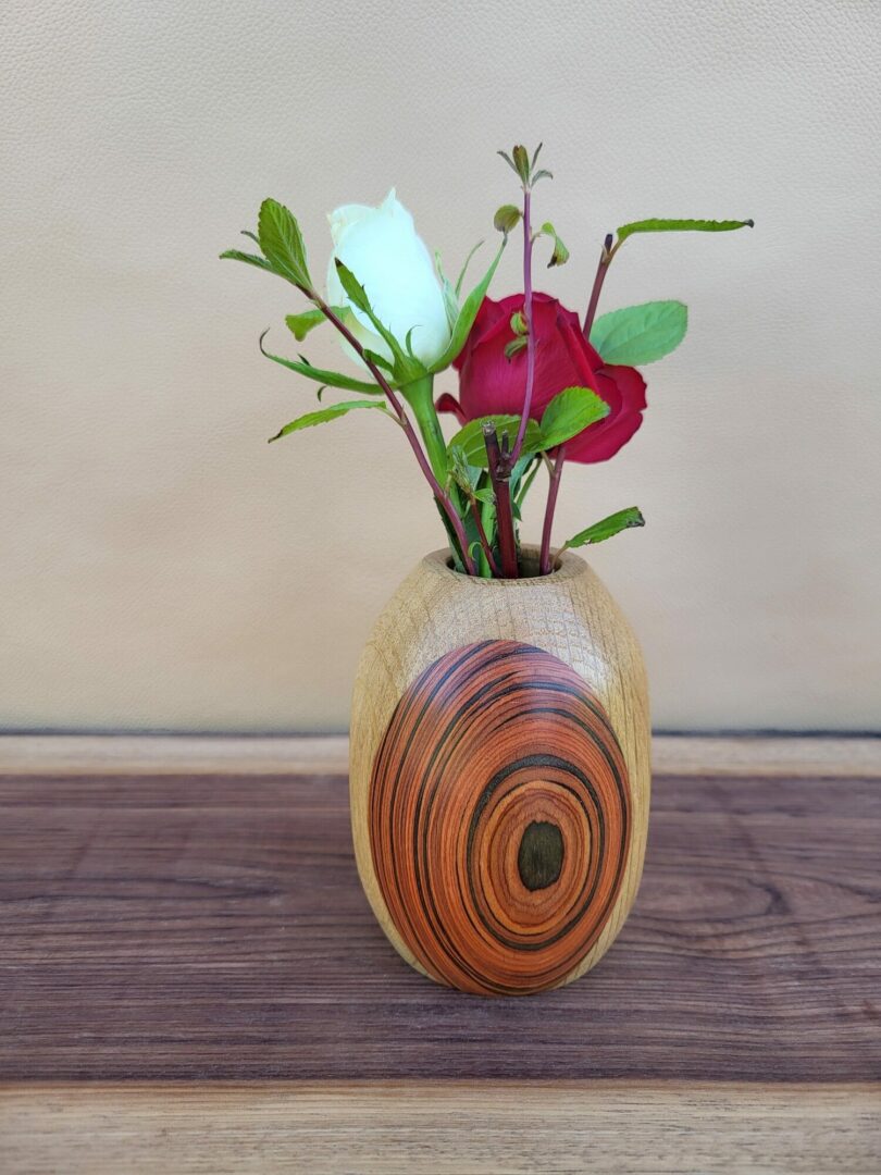 Soliflore en chêne et placage de cocobolo, texturé et coloré 3 Soliflore en chêne et placage de cocobolo, texturé et coloré – Image 3