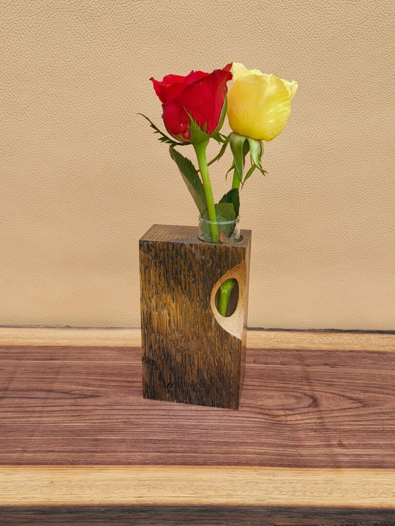 Soliflore ajouré en chêne ébonisé – motif amande 1 Soliflore ajouré en chêne ébonisé – motif amande