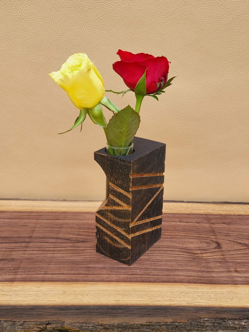 Soliflore ajouré & rainuré en chêne ébonisé – motif amande 2 Soliflore ajouré & rainuré en chêne ébonisé – motif amande – Image 2