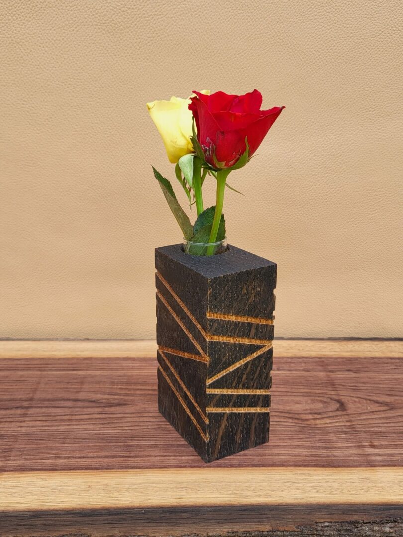 Soliflore ajouré & rainuré en chêne ébonisé – motif amande 3 Soliflore ajouré & rainuré en chêne ébonisé – motif amande – Image 3