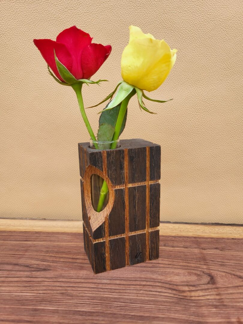 Soliflore ajouré & rainuré en chêne ébonisé – motif amande 1 Soliflore ajouré & rainuré en chêne ébonisé – motif amande