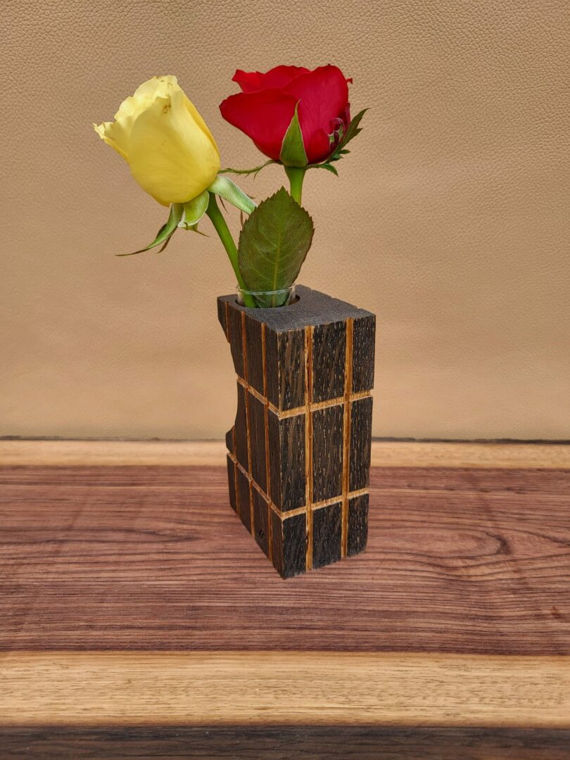 Soliflore ajouré & rainuré en chêne ébonisé – motif amande 2 Soliflore ajouré & rainuré en chêne ébonisé – motif amande – Image 2