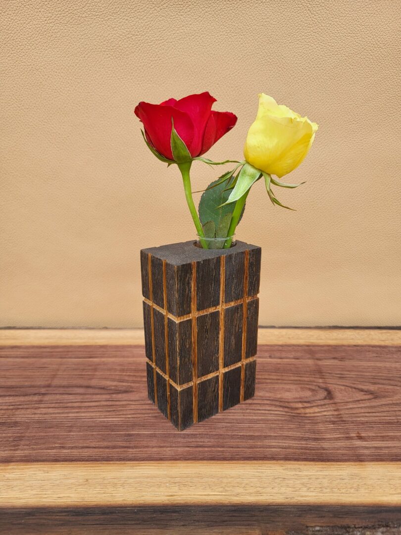 Soliflore ajouré & rainuré en chêne ébonisé – motif amande 3 Soliflore ajouré & rainuré en chêne ébonisé – motif amande – Image 3