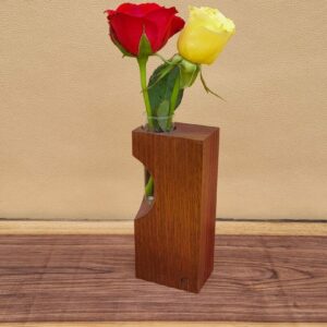 Soliflore ajouré en padouk et sipo, liseré bleu - motif amande