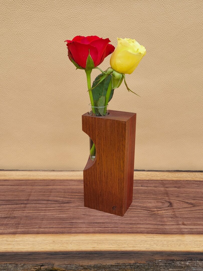 Soliflore ajouré en padouk et sipo, liseré bleu - motif amande 1 Soliflore ajouré en padouk et sipo, liseré bleu - motif amande