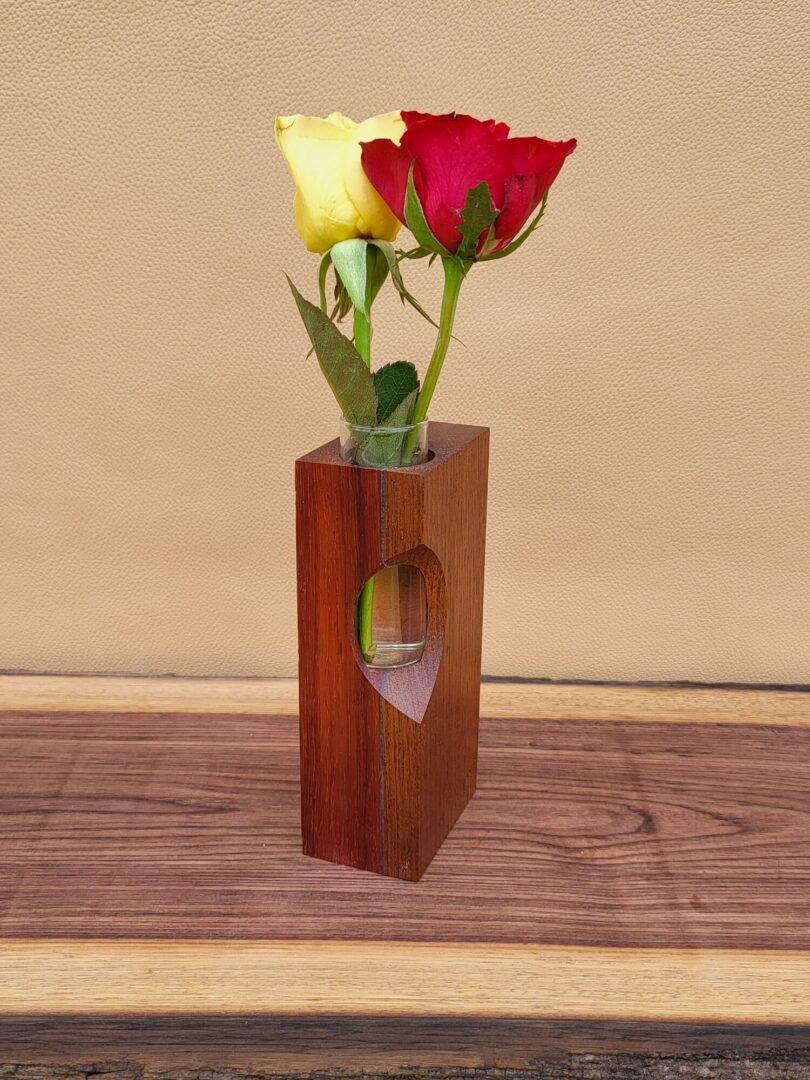 Soliflore ajouré en padouk et sipo, liseré bleu - motif amande 2 Soliflore ajouré en padouk et sipo, liseré bleu - motif amande – Image 2