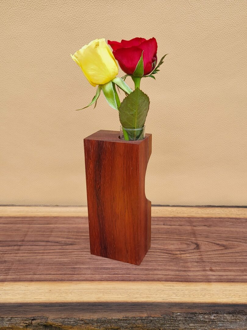 Soliflore ajouré en padouk et sipo, liseré bleu - motif amande 3 Soliflore ajouré en padouk et sipo, liseré bleu - motif amande – Image 3