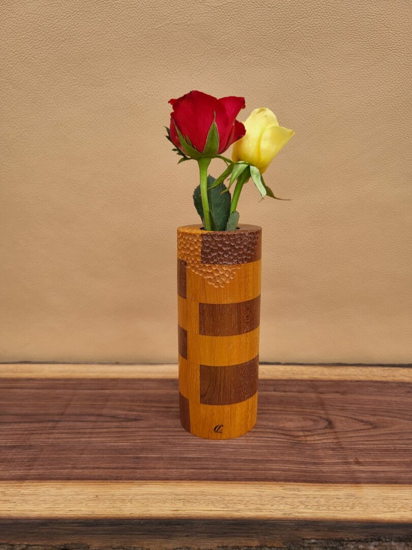 Soliflore cylindrique en badi et sipo texturé 1 Soliflore cylindrique en badi et sipo texturé