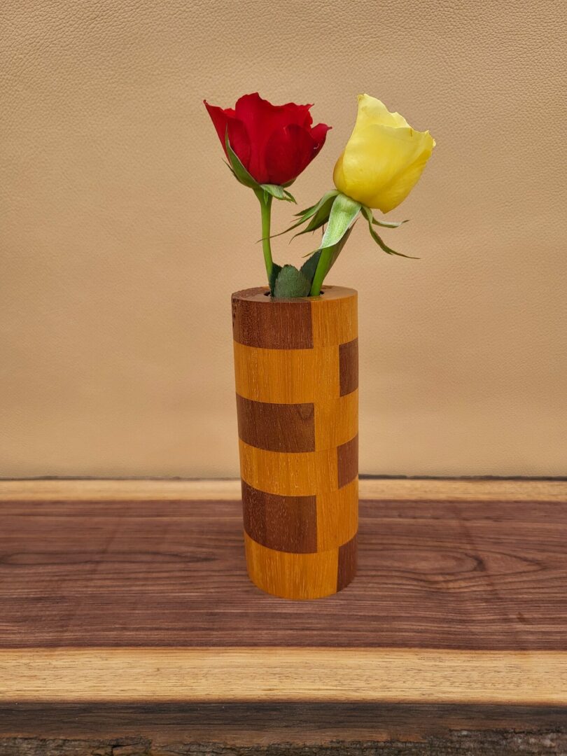 Soliflore cylindrique en badi et sipo texturé 2 Soliflore cylindrique en badi et sipo texturé – Image 2