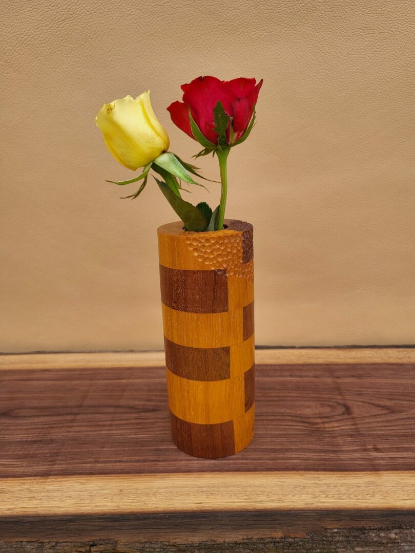 Soliflore cylindrique en badi et sipo texturé 3 Soliflore cylindrique en badi et sipo texturé – Image 3