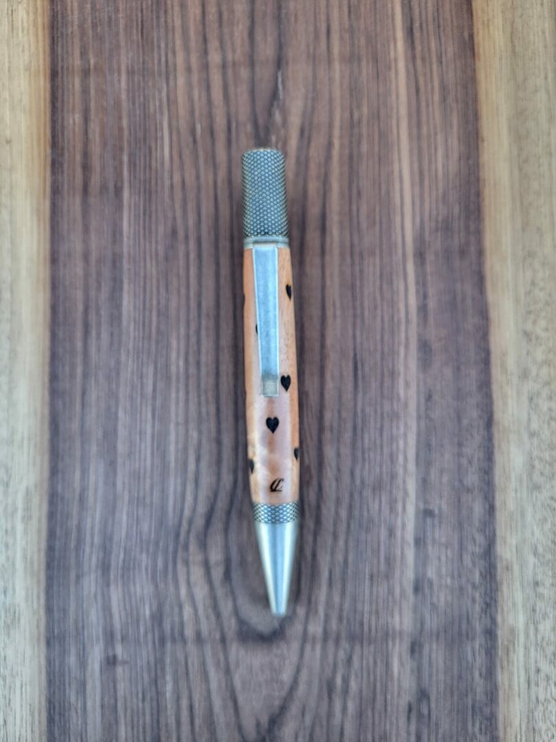Stylo-bille Castroverde, caroubier, coeurs gravés 1 Stylo-bille Castroverde, caroubier, coeurs gravés