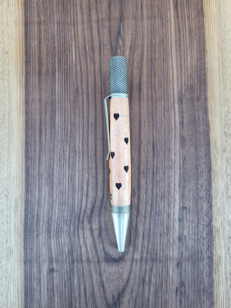 Stylo-bille Castroverde, caroubier, coeurs gravés 2 Stylo-bille Castroverde, caroubier, coeurs gravés – Image 2