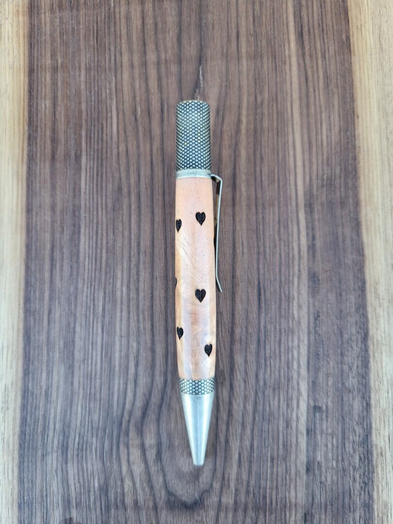 Stylo-bille Castroverde, caroubier, coeurs gravés 3 Stylo-bille Castroverde, caroubier, coeurs gravés – Image 3