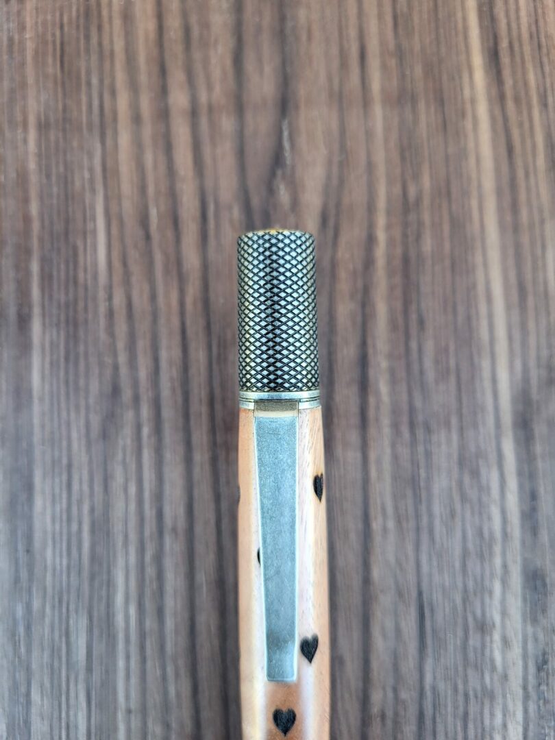 Stylo-bille Castroverde, caroubier, coeurs gravés 4 Stylo-bille Castroverde, caroubier, coeurs gravés – Image 4