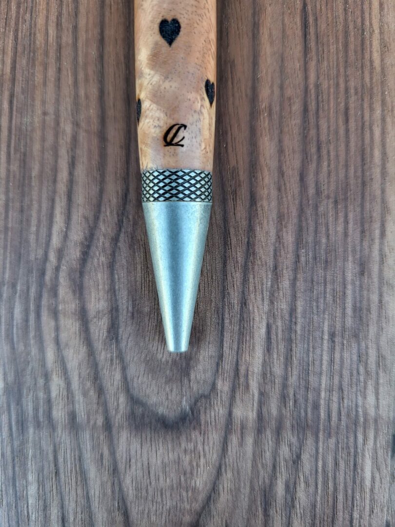 Stylo-bille Castroverde, caroubier, coeurs gravés 5 Stylo-bille Castroverde, caroubier, coeurs gravés – Image 5
