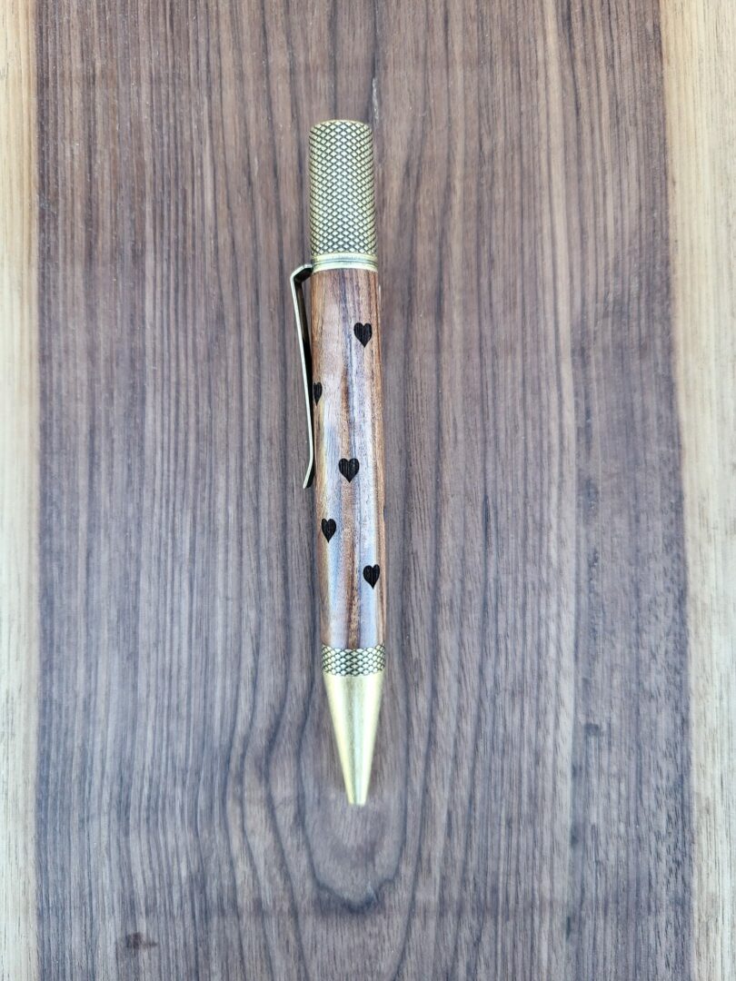 Stylo-bille Castroverde, katalox, coeurs gravés, finition bronze patiné 2 Stylo-bille Castroverde, katalox, coeurs gravés, finition bronze patiné – Image 2