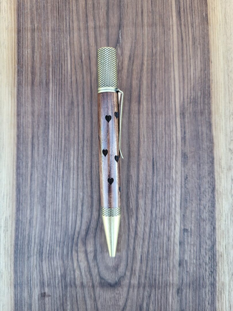 Stylo-bille Castroverde, katalox, coeurs gravés, finition bronze patiné 3 Stylo-bille Castroverde, katalox, coeurs gravés, finition bronze patiné – Image 3