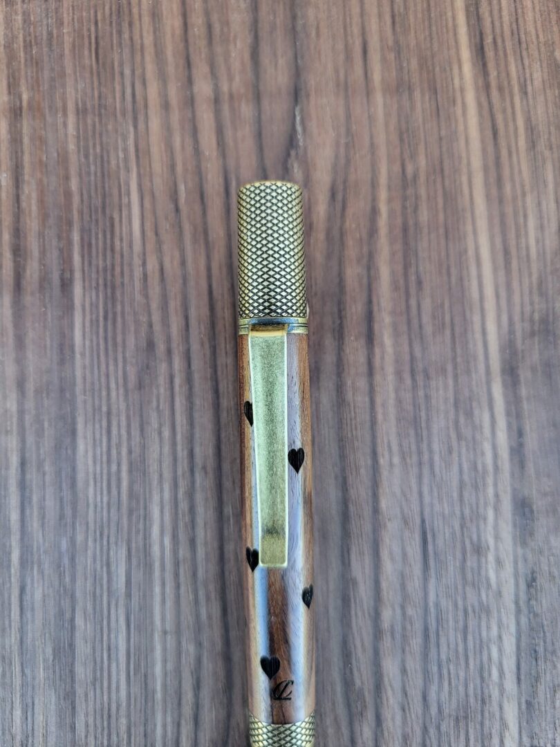 Stylo-bille Castroverde, katalox, coeurs gravés, finition bronze patiné 4 Stylo-bille Castroverde, katalox, coeurs gravés, finition bronze patiné – Image 4