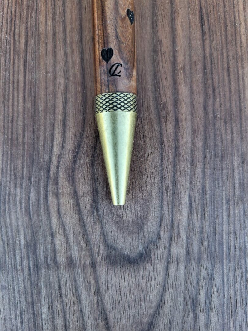 Stylo-bille Castroverde, katalox, coeurs gravés, finition bronze patiné 5 Stylo-bille Castroverde, katalox, coeurs gravés, finition bronze patiné – Image 5